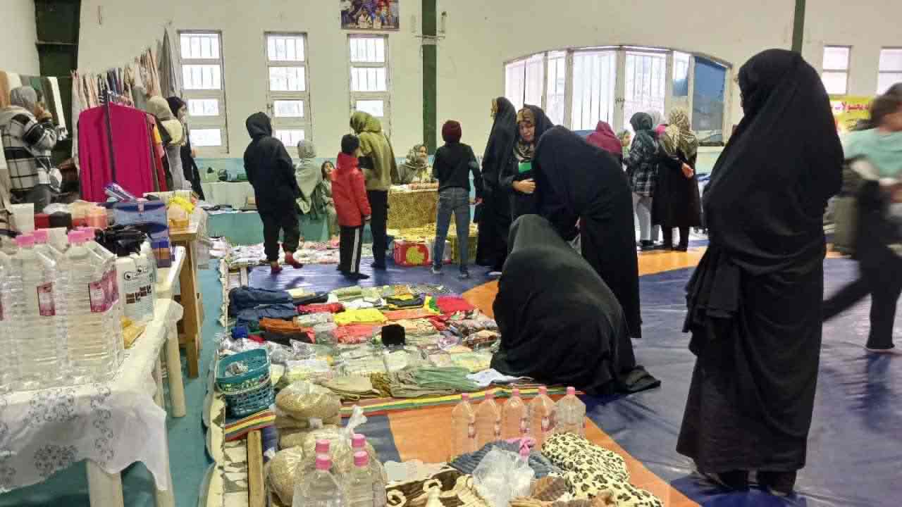 برپایی بازارچه محلی در فیروزآباد فریدونکنار در ایام دهه فجر 1403 برپایی بازارچه محلی در فیروزآباد فریدونکنار در ایام دهه فجر 1403